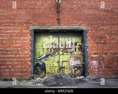 Abbandonato brick warehouse con rusty porte di ferro. Foto Stock