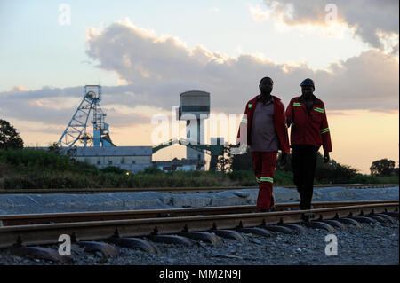 ZAMBIA copperbelt città Kitwe , Chambishi miniera di rame appartiene al gruppo cinese Cina CNMC metallo non ferroso Mining Co. Ltd / Zambia Kitwe im copperbelt, Kupfermine und Schmelze Chambishi miniera di rame gehoert zur chinesischen Firmen Gruppe CNMC Cina metalli non ferrosi Mining Co. Ltd Foto Stock