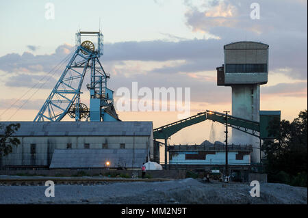 ZAMBIA copperbelt città Kitwe , Chambishi miniera di rame appartiene al gruppo cinese Cina CNMC metallo non ferroso Mining Co. Ltd / Zambia Kitwe im copperbelt, Kupfermine und Schmelze Chambishi miniera di rame gehoert zur chinesischen Firmen Gruppe CNMC Cina metalli non ferrosi Mining Co. Ltd Foto Stock