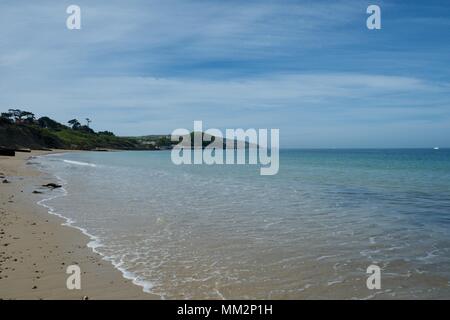 La spiaggia di Colwell Bay, Isle of Wight, Regno Unito in una giornata di sole con la luce cloud Foto Stock