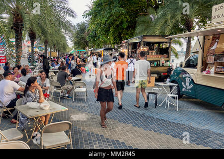 Thailandia Street food festival con la gente che mangia sul marciapiede. Pattaya Thailandia Sud-Est asiatico Foto Stock