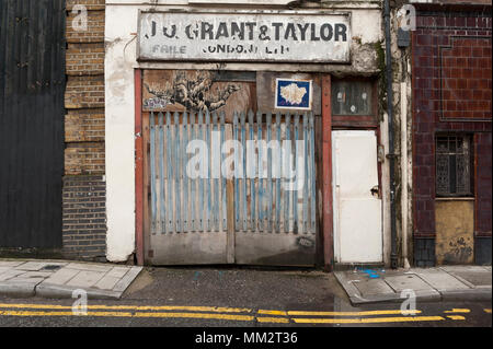 Saliti a bordo un negozio di arte di strada su di esso, Ravey Street, Londra, EC2 Foto Stock