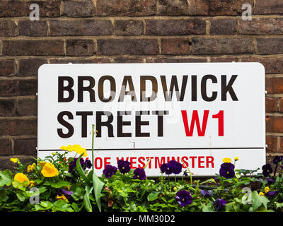 Soho Street serie di segni - Broadwick Street / Broadwick St - Londra quartiere Soho di segnaletica stradale Foto Stock