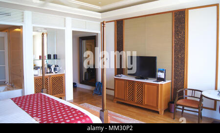 PULAU Langkawi, Malesia - 4 APR 2015: letto confortevole in un hotel di lusso suite al DANNA, camera coloniale design. Foto Stock