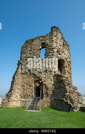 Rovine del Castello di Flint accanto al fiume Dee in Flintshire, il Galles del Nord. Passi che conducono nel North East Tower. Foto Stock