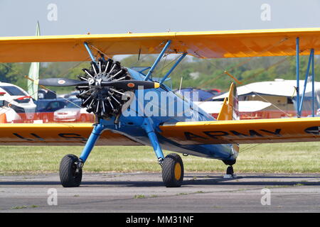 Un vintage Boeing biplano Stearman parcheggiato su asfalto a Abingdon aria& Paese mostrano Foto Stock