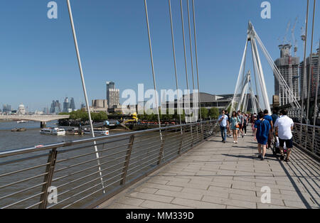 Hungerford Bridge, Londra UK. 2018. Turisti attraversando il ponte pedonale a Hungerford ponte verso la sponda Sud Foto Stock