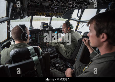 Equipaggio membri dalla 123Airlift Wing preparare per volare a Texas a bordo di una C-130 Hercules aeromobili al Kentucky Air National Guard base in Louisville, KY. sett. 1, 2017. Il aviatori volerà aiuti umanitari e airlift missioni di evacuazione vi dopo il passaggio dell uragano Harvey. (U.S. Air National Guard foto di Lt. Col. Dale Greer) Foto Stock