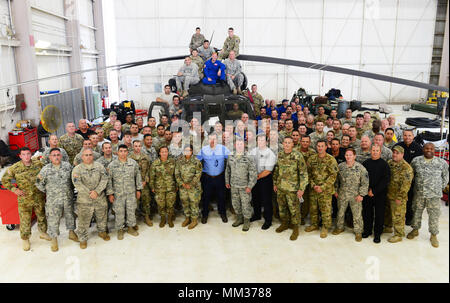 Stati Uniti Il senatore Ted Cruz e il Mag. Gen. John Nichols, Texas aiutante generale, si è incontrato con i membri dell'esercito Texas Guard come pure membri della Carolina del Nord e del sud di guardia armata sett. 1, 2017 a Ellington campo riserva comune Base in Houston, Texas. Le guardie sono state conducendo la ricerca e operazioni di recupero con UH-60 Black Hawk elicotteri a seguito dell'Uragano Harvey. Foto Stock