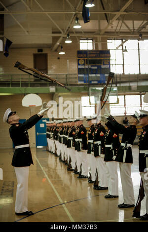 Marines con il trapano silenzioso plotone da eseguire per studenti al loro primo giorno di scuola a Pershing High School di Detroit, Sett. 5, 2017. La performance è parte di una nuova iniziativa denominata città MCRC partenariati, che mira ad allineare la Marine Corps con le città che condividono l'essenza di Marines - un irriducibile spirito combattivo. Gli eventi programmati includono alta scuola visite supportate da trapano silenzioso plotone, un leader di comunità reception, un concorso fotografico per la presentazione di Detroit è lo spirito di lotta, la gioventù di pallacanestro e cliniche di wrestling, tre su tre torneo di basket, una cottura c Foto Stock