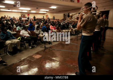 Marines con Marine Corps Band San Diego eseguire per studenti al loro primo giorno di scuola a Pershing High School di Detroit, Sett.5, 2017. La performance è parte di una nuova iniziativa denominata città MCRC partenariati, che mira ad allineare la Marine Corps con le città che condividono l'essenza di Marines - un irriducibile spirito combattivo. Gli eventi programmati includono alta scuola visite supportate da trapano silenzioso plotone, un leader di comunità reception, un concorso fotografico per la presentazione di Detroit è lo spirito di lotta, la gioventù di pallacanestro e cliniche di wrestling, tre su tre torneo di pallacanestro, un angolo cottura Foto Stock