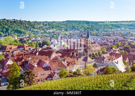 Bellissima vista di Esslingen am Neckar la città vecchia, la chiesa e i vigneti da Dicker Turm torre in estate Foto Stock