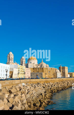 Cattedrale e altri edifici su Avenue Campo del Sur, Cadice, Andalusia, Spagna Foto Stock