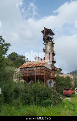 Old abandonned auto rossa nella vecchia miniera sull isola di Sardegna Foto Stock