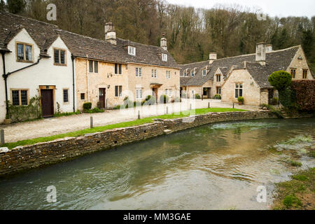 Acqua lane lana weaver lavoratori cottages con passi verso il basso al da brook il villaggio di Castle Combe Wiltshire, Inghilterra Regno Unito Foto Stock