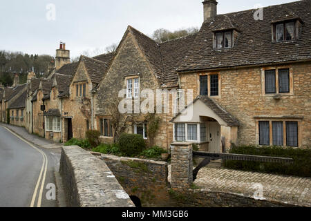 Acqua lane lavoratori cottages il villaggio di Castle Combe Wiltshire, Inghilterra Regno Unito Foto Stock