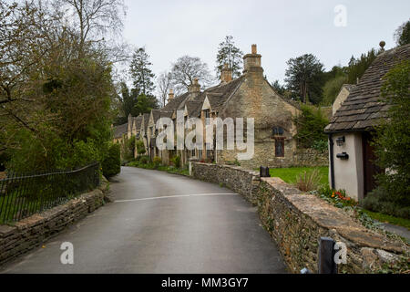 Elencate di cottages e vecchi edifici in pietra su West Street il villaggio di Castle Combe Wiltshire, Inghilterra Regno Unito Foto Stock