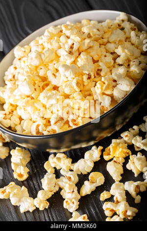 Il popcorn formaggio in una ciotola closeup su una tavola verticale. Foto Stock