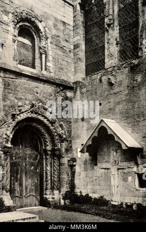 Le monache porta & Crocifisso di Abbazia. Romsey. 1910 Foto Stock