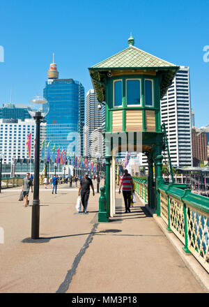 Pedoni sul Pyrmont ponte girevole in Darling Harbour quartiere di Sydney Foto Stock