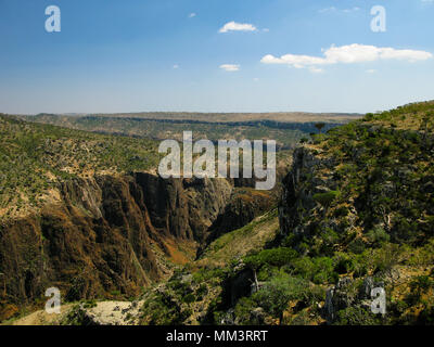 Vista panoramica di plateau Dixam e gola di Wadi Dirhur all isola di Socotra, Yemen Foto Stock