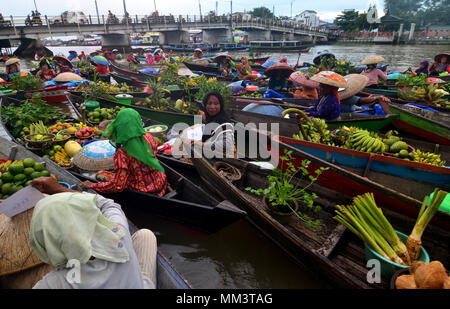 Mercato Galleggiante di Banjarmasin city, a sud di Kalimantan, Indonesia. Foto Stock