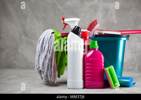 Materiali per la pulizia su sfondo grigio Foto Stock