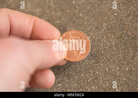 Posti foto di prelievo dei due pence pezzo da terra. Regno Unito Foto Stock