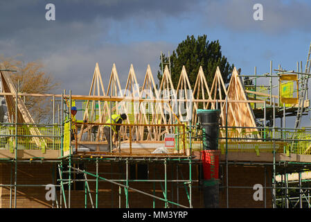 Lavoratori edili Assemblaggio capriate sulla nuova build house selby Yorkshire Regno Unito Foto Stock