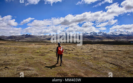 Trekking sotto 5820m Yala montagna di neve (Zhara Lhatse) sulle praterie Tagong, Sichuan, in Cina Foto Stock