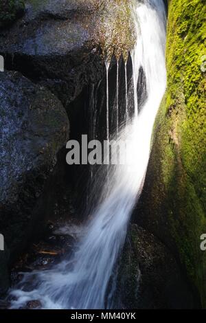 Cascata a masterizzare O' iva buche glaciale. Muir of Dinnet NNR, Cairngorms, Scotland, Regno Unito. Foto Stock