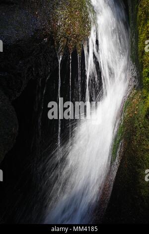 Cascata a masterizzare O' iva buche glaciale. Muir of Dinnet NNR, Cairngorms, Scotland, Regno Unito. Foto Stock