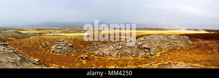 Panorama all'interno di Dallol cratere vulcanico nella depressione di Danakil, Etiopia Foto Stock