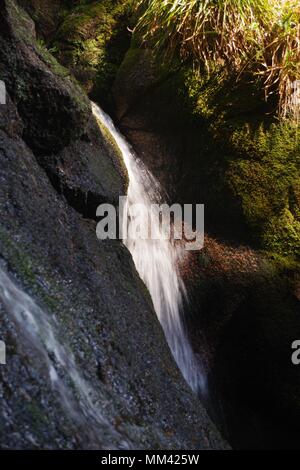 Cascata a masterizzare O' iva buche glaciale. Muir of Dinnet NNR, Cairngorms, Scotland, Regno Unito. Foto Stock