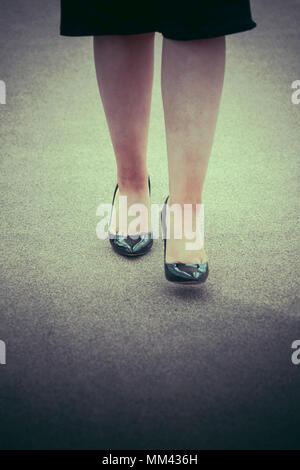 La donna per le gambe , passeggiate, a metà del passo in avanti. Foto Stock