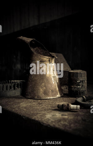 Vecchio arrugginito lattine di olio in garage Foto Stock