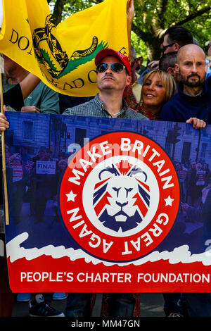 Persone provenienti da tutto il Regno Unito prenderà parte in una libertà di parola rally organizzato dall'ala destra attivista Tommy Robinson, London, Regno Unito Foto Stock