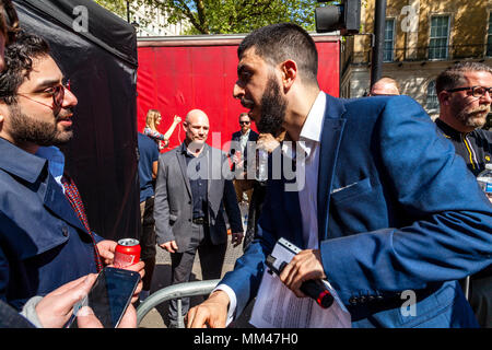 Ali Dawah un prominente altoparlante musulmano discutendo con Raheem Kassam a una libertà di parola rally, London, Regno Unito Foto Stock