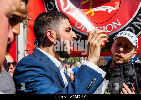 Ali Dawah un prominente altoparlante musulmano sostiene per il diritto di leggere un discorso in occasione della Giornata per la libertà del rally, London, Regno Unito Foto Stock