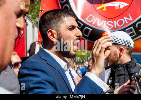 Ali Dawah un prominente altoparlante musulmano sostiene per il diritto di leggere un discorso in occasione della Giornata per la libertà del rally. Londra, Regno Unito Foto Stock