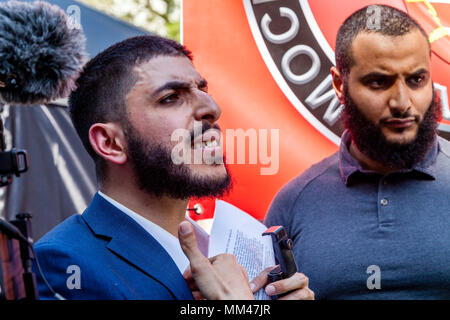 Ali Dawah un prominente altoparlante musulmano sostiene per il diritto di leggere un discorso in occasione della Giornata per la libertà del rally. Londra, Regno Unito Foto Stock