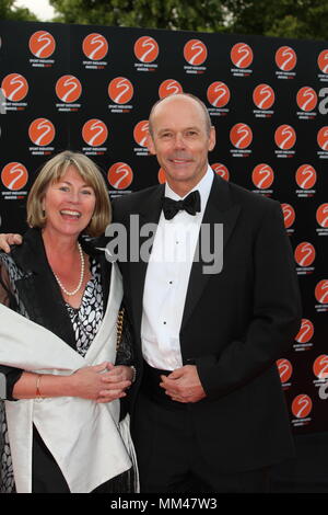 Regno Unito - Sir Clive Woodward, ex Inghilterra Rugby Union pullman con la moglie a Sport Industry Awards Evoluzione di Battersea London. 11 Maggio 2011 Foto Stock