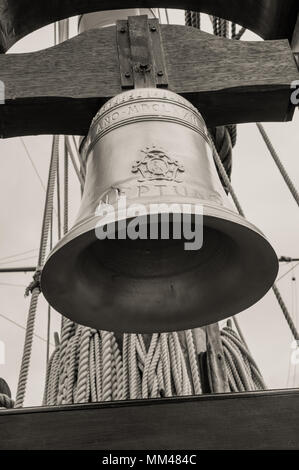 Genova, Italia - 14 Maggio 2017: Campana del galeone Neptun vecchia nave di legno nel Porto Antico di Genova, Italia. La fotografia in bianco e nero seppia tonica. Foto Stock