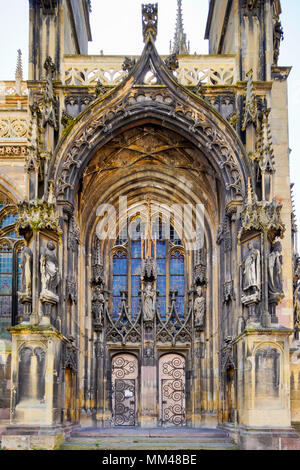 Vista la Collégiale Saint-Thiébautin (ingresso nord) di Thann, Alsazia, Francia. Foto Stock