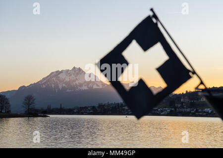 Il monte Pilatus e bandiera svizzera Foto Stock