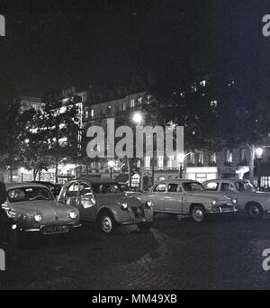 Anni '50, storico, eveningtime e automobili dell'epoca parcheggiata accanto al famoso viale, gli Champs-Elysées, Parigi, Francia. Foto Stock