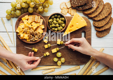 Donne che fanno tartine con formaggio Foto Stock