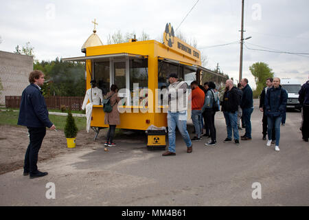 Visitatori all'entrata checkpoint di Chernobyl Zona di esclusione, Ucraina Foto Stock