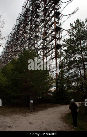 Visitatore guarda fino a Duga sopra l'orizzonte base radar di Cernobyl Foto Stock