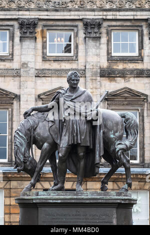 Statua di Giovanni, quarto conte di Hopetoun, al di fuori della sede della Royal Bank of Scotland di St Andrews Square a Edimburgo, Scozia, Regno Unito Foto Stock